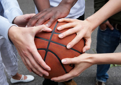 energy ball Hände auf einem Basketball